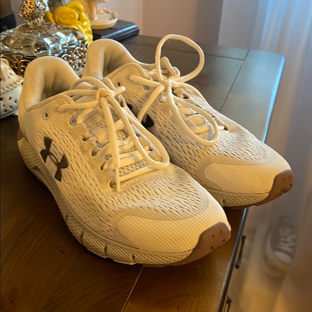 Women’s Size 9 UA